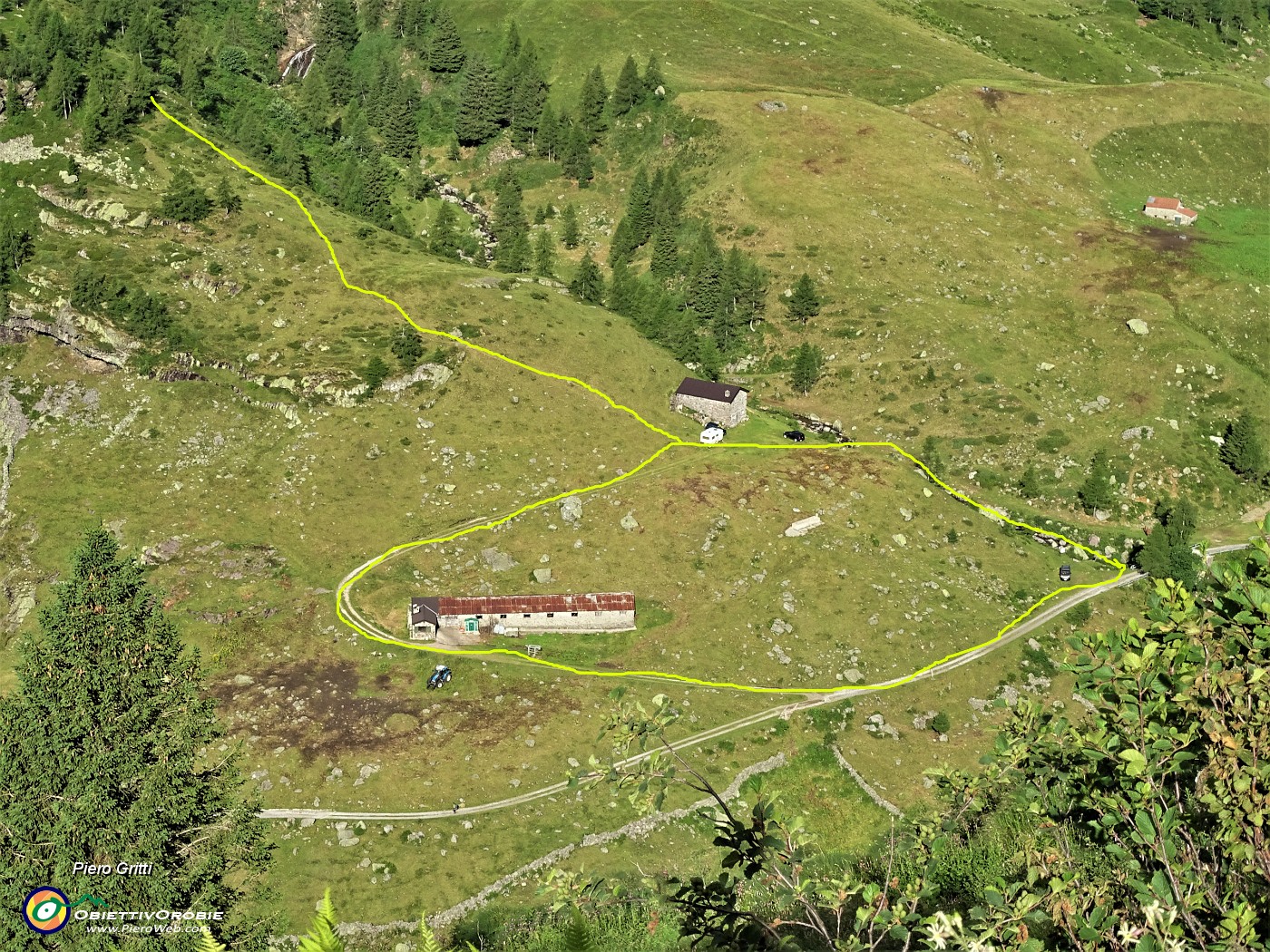 07 Zoom sul primo tratto del percorso di salita , indifferente seguire il corso del ruscello o della stradetta.JPG -                                